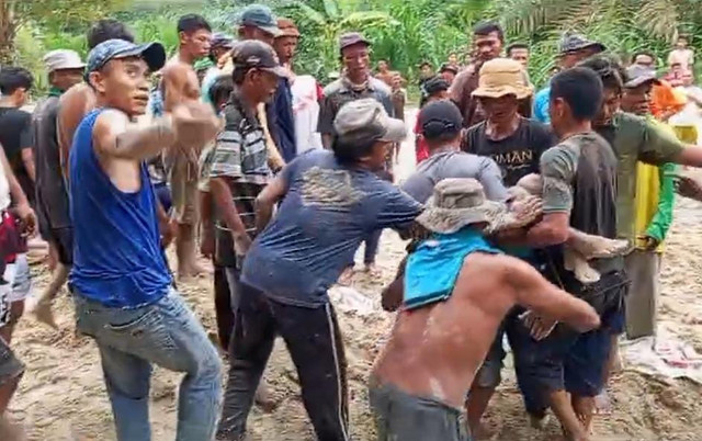 Warga saat evakuasi jenazah bocah yang tertimbun tanah longsor. Foto : Istimewa