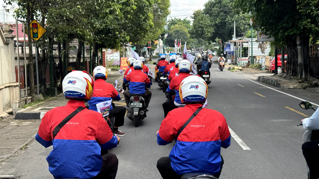 Para kurir JNE Yogya saat melakukan konvei dalam rangka HUT JNE ke-34 tahun, Jumat (24/1). Foto: Iqbaltwq/Pandangan Jogja