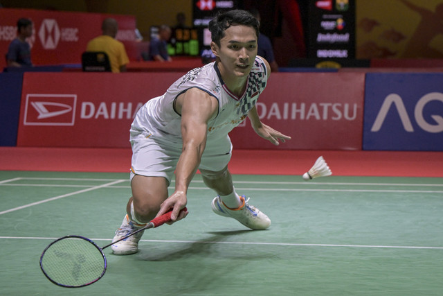 Pebulu tangkis tunggal putra Indonesia Jonatan Christie mengembalikan kok saat melawan tunggal putra Jepang Kenta Nishimoto pada perempat final Daihatsu Indonesia Masters 2025 di Istora Senayan, Jakarta, Jumat (24/1/2025). Foto: Fauzan/ANTARA FOTO