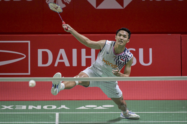 Pebulu tangkis tunggal putra Indonesia Jonatan Christie mengembalikan kok ke arah tunggal putra Jepang Kenta Nishimoto pada babak perempat final Daihatsu Indonesia Masters 2025 di Istora Senayan, Jakarta, Jumat (24/1/2025).  Foto: Fauzan/ANTARA FOTO