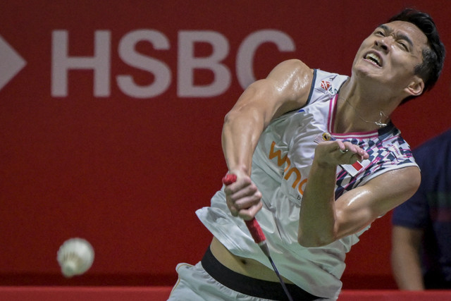 Pebulu tangkis tunggal putra Indonesia Jonatan Christie mengembalikan kok saat melawan tunggal putra Jepang Kenta Nishimoto pada perempat final Daihatsu Indonesia Masters 2025 di Istora Senayan, Jakarta, Jumat (24/1/2025). Foto: Fauzan/ANTARA FOTO