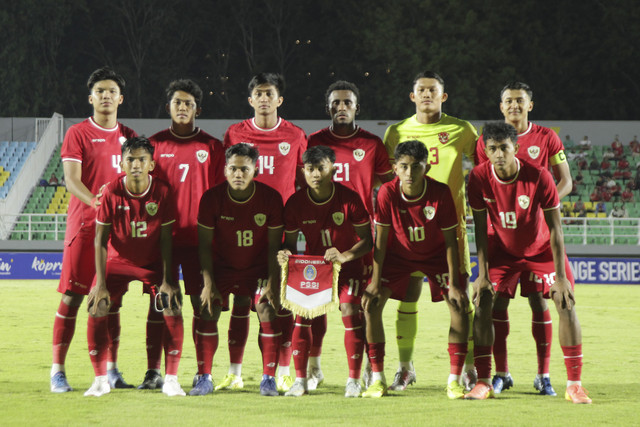 Pesepak bola Timnas Indonesia U-20 berfoto bersama sebeum bertanding melawan Timnas Yordania U-20 dalam Mandiri U-20 Challenge Series 2025 di Stadion Gelora Delta Sidoarjo, Jawa Timur, Jumat (24/1/2025). Foto: Umarul Faruq/ANTARA FOTO