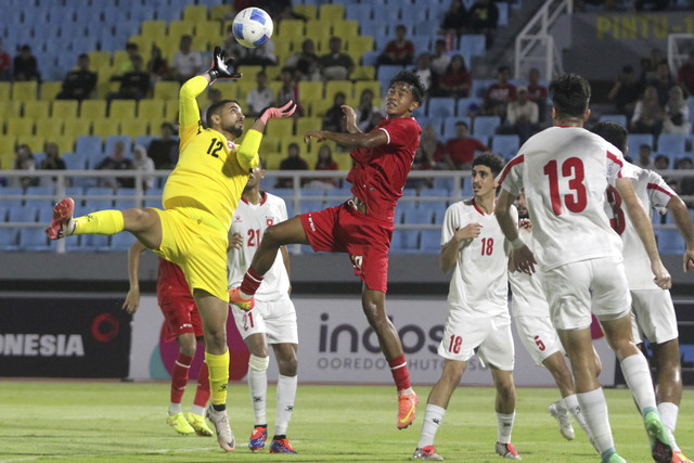 Pemain Timnas Indonesia U-20 Muhammad Ragil berebut bola dengan penjaga gawang Timnas Jordania U-20 Abdullah Khaled Mohammad Al Shogran (kiri) dalam Mandiri U-20 Challenge Series 2025 di Stadion Gelora Delta Sidoarjo, Jawa Timur, Jumat (24/1/2025). Foto: Umarul Faruq/ANTARA FOTO