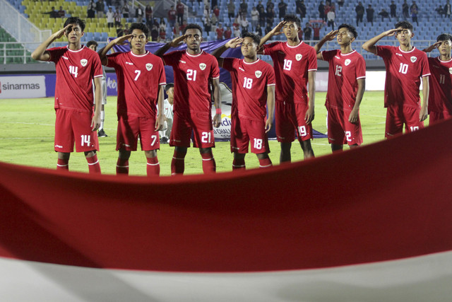 Timnas Indonesia U-20 menyanyikan lagu Indonesia Raya sebelum bertanding melawan Timnas Yordania U-20 dalam Mandiri U-20 Challenge Series 2025 di Stadion Gelora Delta Sidoarjo, Jawa Timur, Jumat (24/1/2025).  Foto: Umarul Faruq/ANTARA FOTO