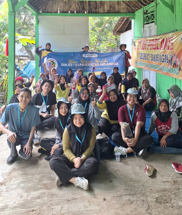 Dokumentasi Pelaksanaan Sosialisasi Pemilahan dan Pengelolaan Sampah oleh mahasiswa KKN BBK 5 UNAIR di Desa Sebayi, Madiun.