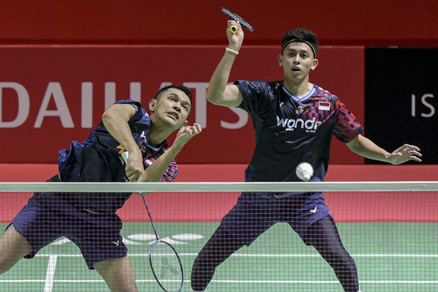 Pebulu tangkis ganda putra Indonesia Fajar Alfian (kiri) dan Muhammad Rian Ardianto (kanan) mengembalikan kok ke arah ganda putra Malaysia Low Hang Yee dan Ng Eng Cheong pada 16 besar Daihatsu Indonesia Masters 2025 di Istora Senayan, Jakarta. Foto: Fauzan/ANTARA FOTO