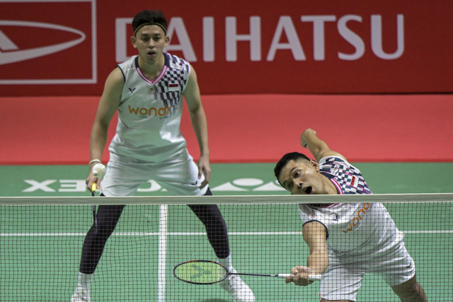 Pebulu tangkis ganda putra Indonesia Fajar Alfian (kanan) dan Muhammad Rian Ardianto (kiri) mengembalikan kok ke arah ganda putra Denmark Daniel Lundgaard dan Mads Vestergaard pada 32 besar Daihatsu Indonesia Masters 2025 di Istora Senayan, Jakarta. Foto: Fauzan/ANTARA FOTO