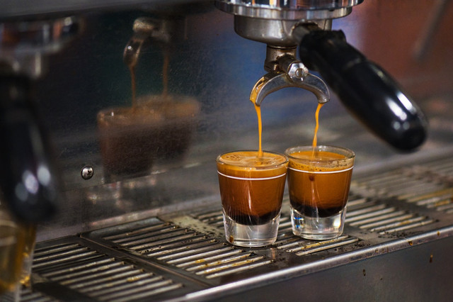 Ilustraso cara minum kopi espresso . Foto: Unsplash/Kevin Butz