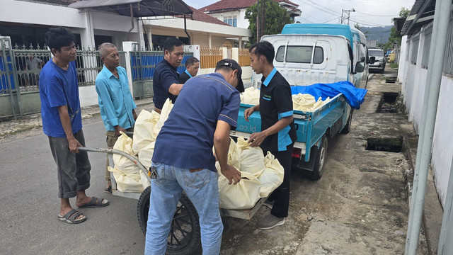 PIKK PLN UID Lampung saat memberikan bantuan kepada korban banjir di Bandar Lampung dan Pringsewu. | Foto: PLN UID Lampung