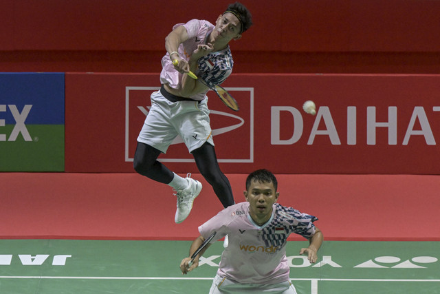 Ganda putra Indonesia Fajar/Rian melawan ganda putra China Xie Hao Nan dan Zeng Wei Han pada perempat final Daihatsu Indonesia Masters 2025 di Istora Senayan, Jakarta, Jumat (24/1/2025). Foto: Fauzan/ANTARA FOTO