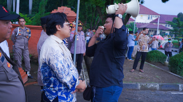 Wakil Ketua DPRD Kabupaten Cirebon, R Hasan Basori, saat menerima aksi demo mahasiswa. Foto: Istimewa