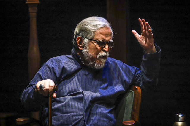 Seniman Slamet Raharjo tampil saat mementaskan teater bertajuk "Dag Dig Dug" di Teater Salihara, Jakarta, Jumat (24/1/2025). Foto: Iqbal Firdaus/kumparan