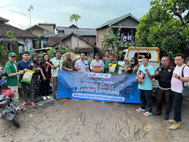 Foto Bersama Gembudhi dan OKP dalam kegiatan baksos di Kelurahan Way Lunik, Kecamatan panjang, Bandar Lampung | Foto: Ist