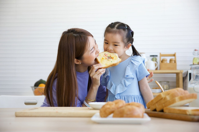 Ilustrasi anak memakan makanan sehat dan gizi seimbang. Foto: Mangkorn Danggura/Shutterstock