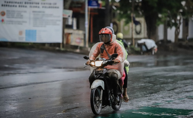 Ilustrasi Rekomendasi Jas Hujan Motor Terbaik  Sumber Unsplash/Aldrin Rachman Pradana