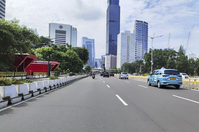 Sejumlah kendaraan melintas di Jalan Sudirman, Jakarta, Sabtu (25/1/2025). Foto: Jonathan Devin/kumparan