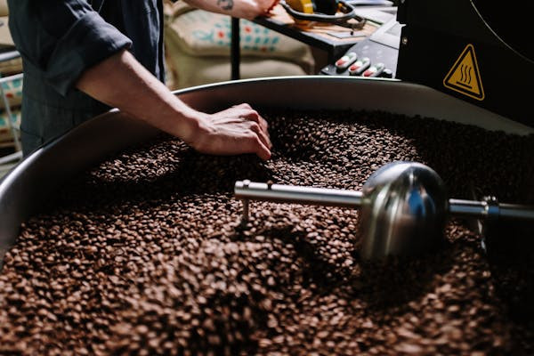 Ilustrasi cara menyangrai kopi. Foto: Pexels.com/cottonbro studio