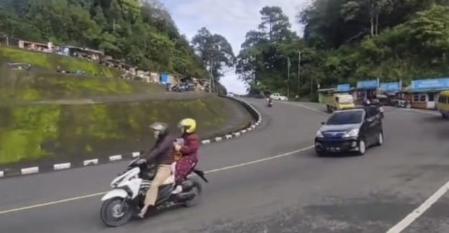 Situasi arus lalu lintas di seputaran rest area Segar Alam, Puncak Pass, Ciloto, Cianjur saat terpantau lengang, Sabtu (25/1/2025). Foto: Istimewa