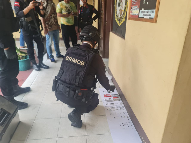 Polisi saat memeriksa bekas ledakan menyebabkan seorang warga terluka. Foto: Dok. Istimewa