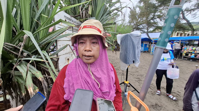 Salah satu anggota Asosiasi Paguyuban Asongan Club Pantai Parangtritis, Suratini (48)(Foto. Olive)