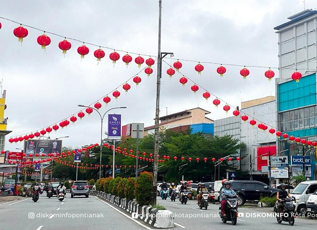 Ruas jalan Gajamhada Pontianak yang sudah dihiasi dengan lampion. Foto: Dok. Instagram @diskominfopontianak