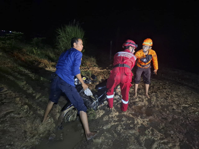 Tersesat di Hutan Karawang akibat Google Maps, Motornya Ambles ke dalam Lumpur. Foto: Istimewa