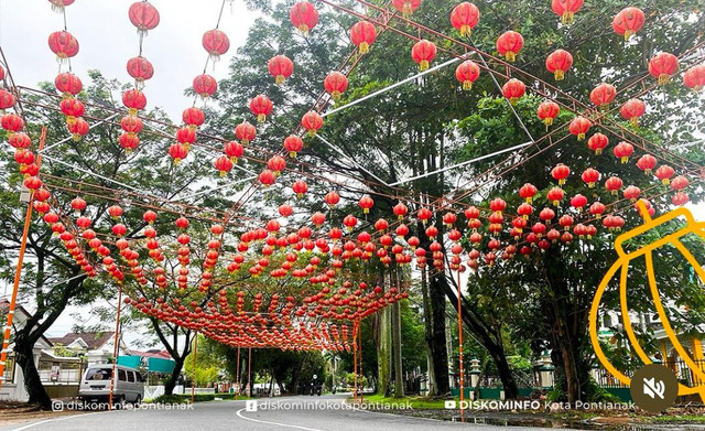 Ruas Jalan Letjend Suprapto Pontianak yang tampak indah dengan hiasan lampion sambut tahun baru Imlek. Foto: Instagram @diskominfopontianak