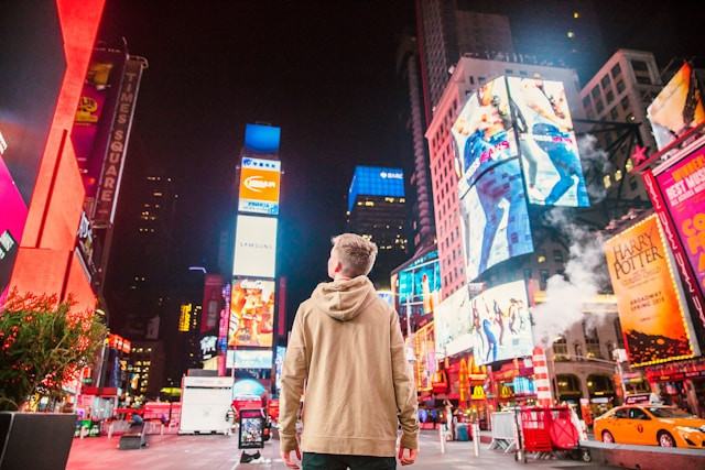 Ilustrasi Contoh Reklame Audio Visual. Sumber: Unsplash/JoshuaEarle