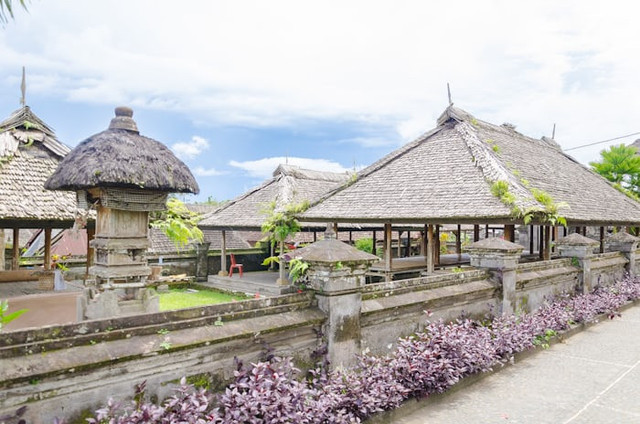 Jenis rumah adat Bandung. Foto hanyalah ilustrasi bukan tempat sebenarnya. Sumber: Unsplash/satria setiawan