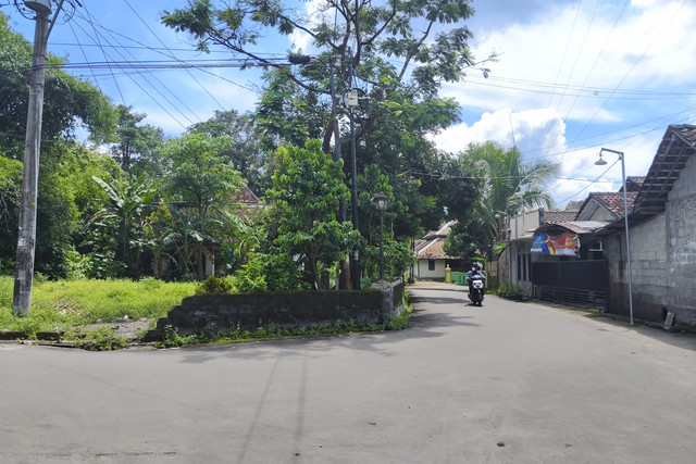 Lokasi sopir taksi online menurunkan perempuan misterius di Wedomartani, Kapanewon Ngemplak, Kabupaten Sleman. Foto: Arfiansyah Panji Purnandaru/kumparan