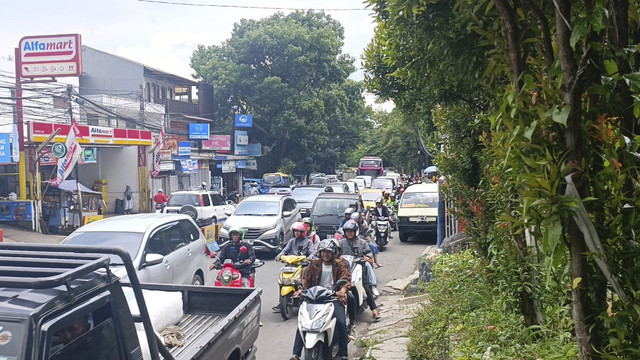 Jalur menuju Lembang mulai dipadati kendaraan pada Sabtu (25/1/2025). Foto: Robby Bouceu/kumparan