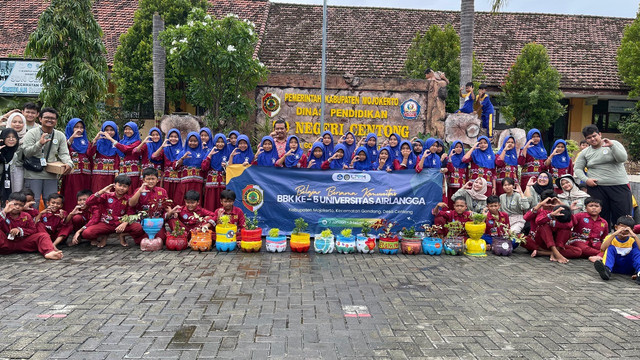 Foto bersama dengan siswa-siswi SDN Centong. Kamis (23/01/2025). (Oleh : Tim Mahasiswa BBK 5 Unair)