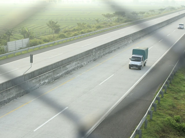 Tarif Tol Semarang - Kertosono. Foto Hanya Ilustrasi, Bukan Sebenarnya. Sumber Foto: Unsplash.com/novita ramadhani