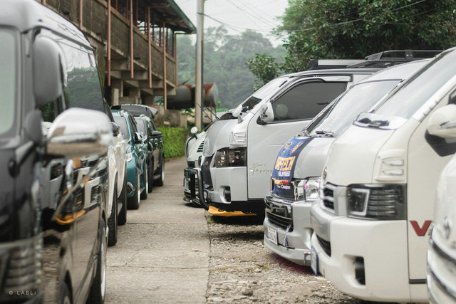 Sewa Hiace di Malang. Foto Hanya Ilustrasi, Bukan Tempat Sebenarnya. Sumber Unsplash LJ Parchaso