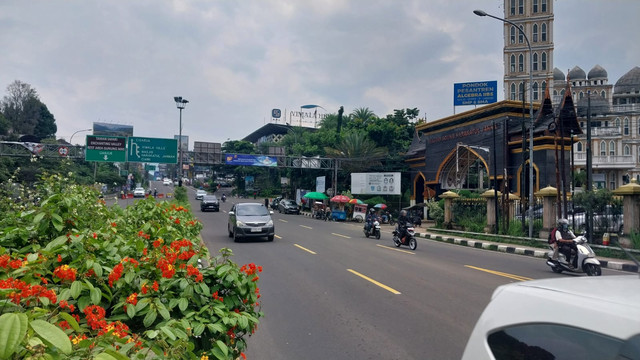 Pengendara melintas di Jalan Raya Puncak tepatnya di Simpang Gadog, Ciawi, Kabupaten Bogor, Sabtu 25 Januari 2025. Foto: kumparan