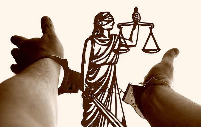 https://cdn.pixabay.com/photo/2018/03/13/11/25/justitia-3222265_1280.jpg (ilustrasi tangan terborgol)