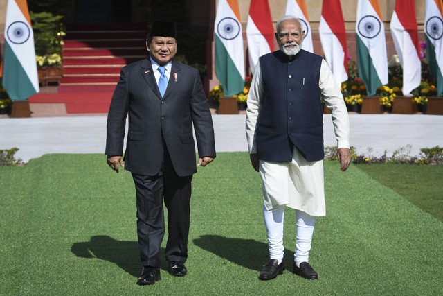 Presiden Prabowo Subianto (kiri) berjalan dengan Perdana Menteri India Narendra Modi (kanan) di Hyderabad House, New Delhi, India, Sabtu (25/1/2025). Foto: Hafidz Mubarak A/ANTARA FOTO