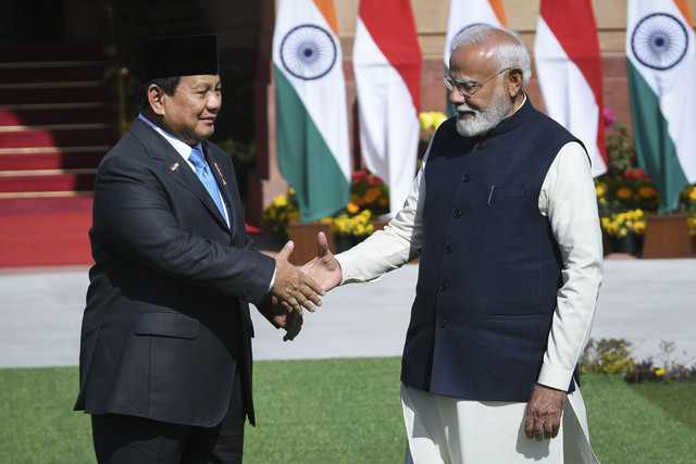 Presiden Prabowo Subianto (kiri) berjabat tangan dengan Perdana Menteri India Narendra Modi (kanan) di Hyderabad House, New Delhi, India, Sabtu (25/1/2025). Foto: Hafidz Mubarak A/ANTARA FOTO