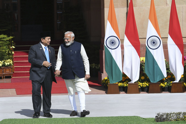 Presiden Prabowo Subianto (kiri) berbincang dengan Perdana Menteri India Narendra Modi (kanan) di Hyderabad House, New Delhi, India, Sabtu (25/1/2025). Foto: Hafidz Mubarak A/ANTARA FOTO