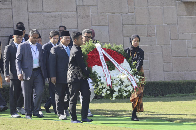 Presiden Republik Indonesia, Prabowo Subianto, berkunjung ke tempat kremasi Mahatma Gandhi di Rajghat Memorial, New Delhi, India, Sabtu (25/1/2025). Foto: Andi - Biro Pers Sekretariat Presiden