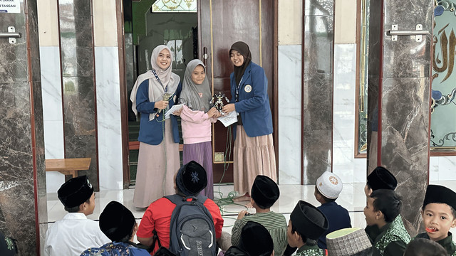 Pemenang kuis tentang Al-Jazari bersama panitia yang bertugas bercerita. Sumber: dokumentasi pribadi