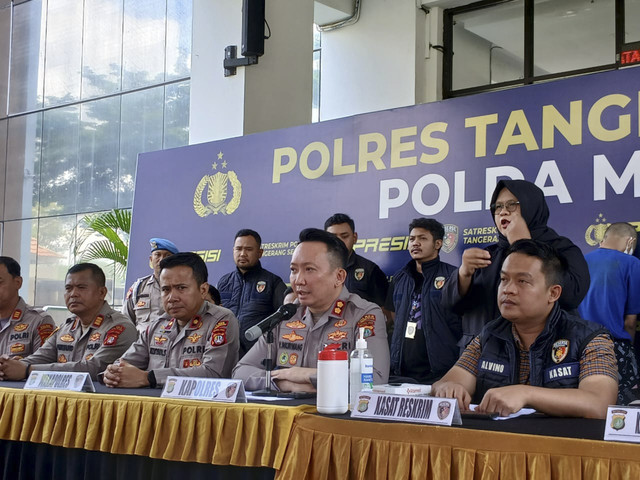 Kapolres Tangsel AKBP Victor Inkiriwang (kedua kanan) saat konferensi pers kasus penyiraman air keras terhadap polisi, Sabtu (25/1/2025).  Foto: Dok. Istimewa