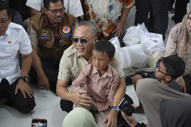 Menko Zulhas Salurkan Ribuan Bantuan Pangan ke Korban Bencana Alam di Pekalongan. Foto: Istimewa