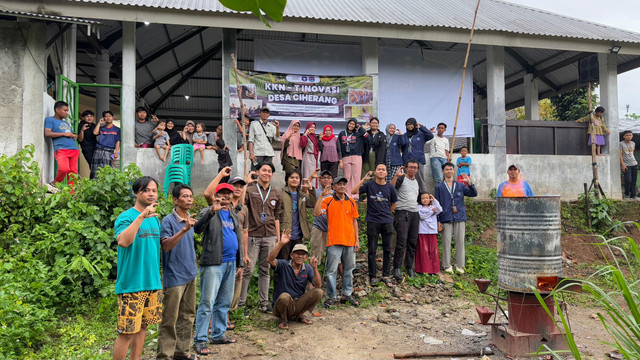 Sosialisasi Alat Pemusnah Sampah (APS) kepada warga Desa Ciherang (Sumber: Dokumentasi pribadi)