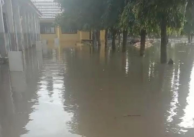 Banjir menggenangi sekolah di Desa Mekar Jaya, Kecamatan Jabung, Kabupaten Lampung Timur. | Foto: Istimewa