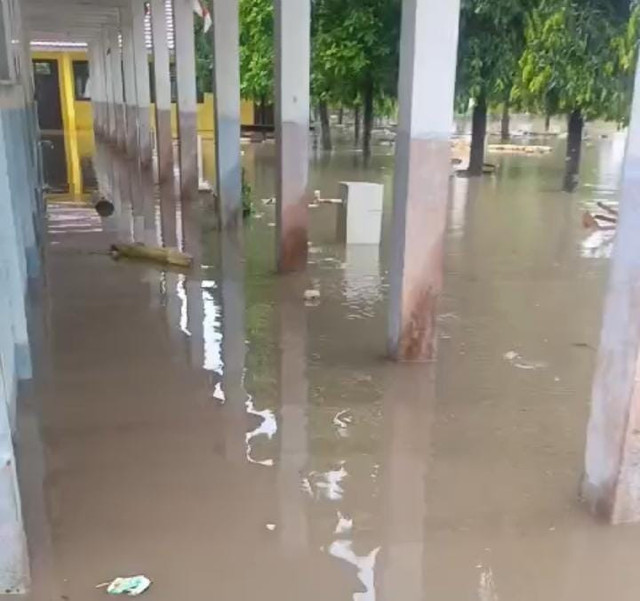 Banjir menggenangi sekolah di Desa Mekar Jaya, Kecamatan Jabung, Kabupaten Lampung Timur. | Foto: Istimewa