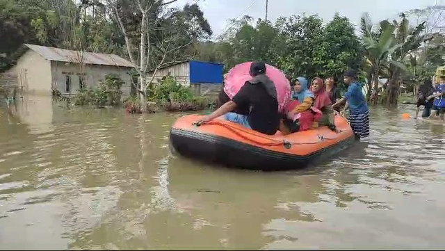 Masyarakat bersama relawan FAJI membantu evakuasi jenazah melewati banjir. Foto: Dok. Istimewa