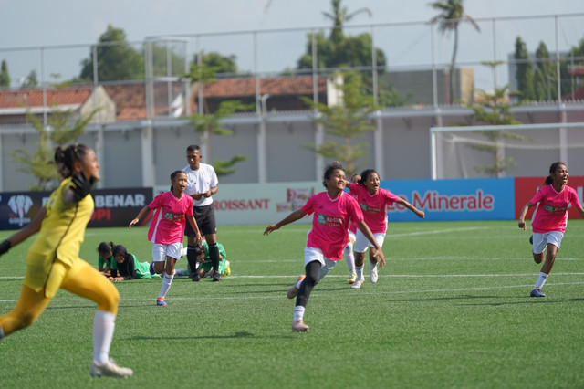 Kudus melawan Surabaya di semifinal MilkLife Soccer Challenge All-Stars 2025. Foto: Dok. MilkLife Soccer Challenge