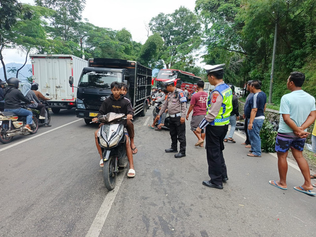 Pihak kepolisian saat melakukan proses evakuasi kejadian kecelakaan beruntun di Tutugan Leles Garut sekaligus mengatur arus lalu lintas agar tidak terjadi kemacetan. (Foto: Istimewa)