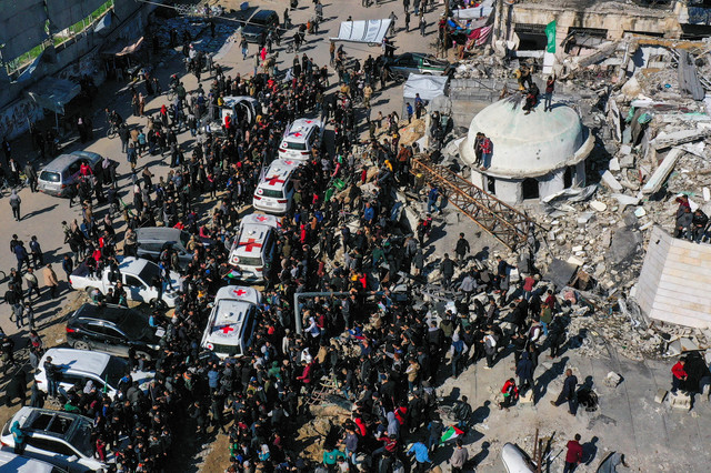 Pemandangan drone menunjukkan warga Palestina, Hamas, dan militan Jihad Islam berkumpul di dekat kendaraan Komite Palang Merah Internasional (ICRC) pada hari pembebasan empat tentara wanita Israel. Foto: REUTERS/Mahmoud Al-Basos